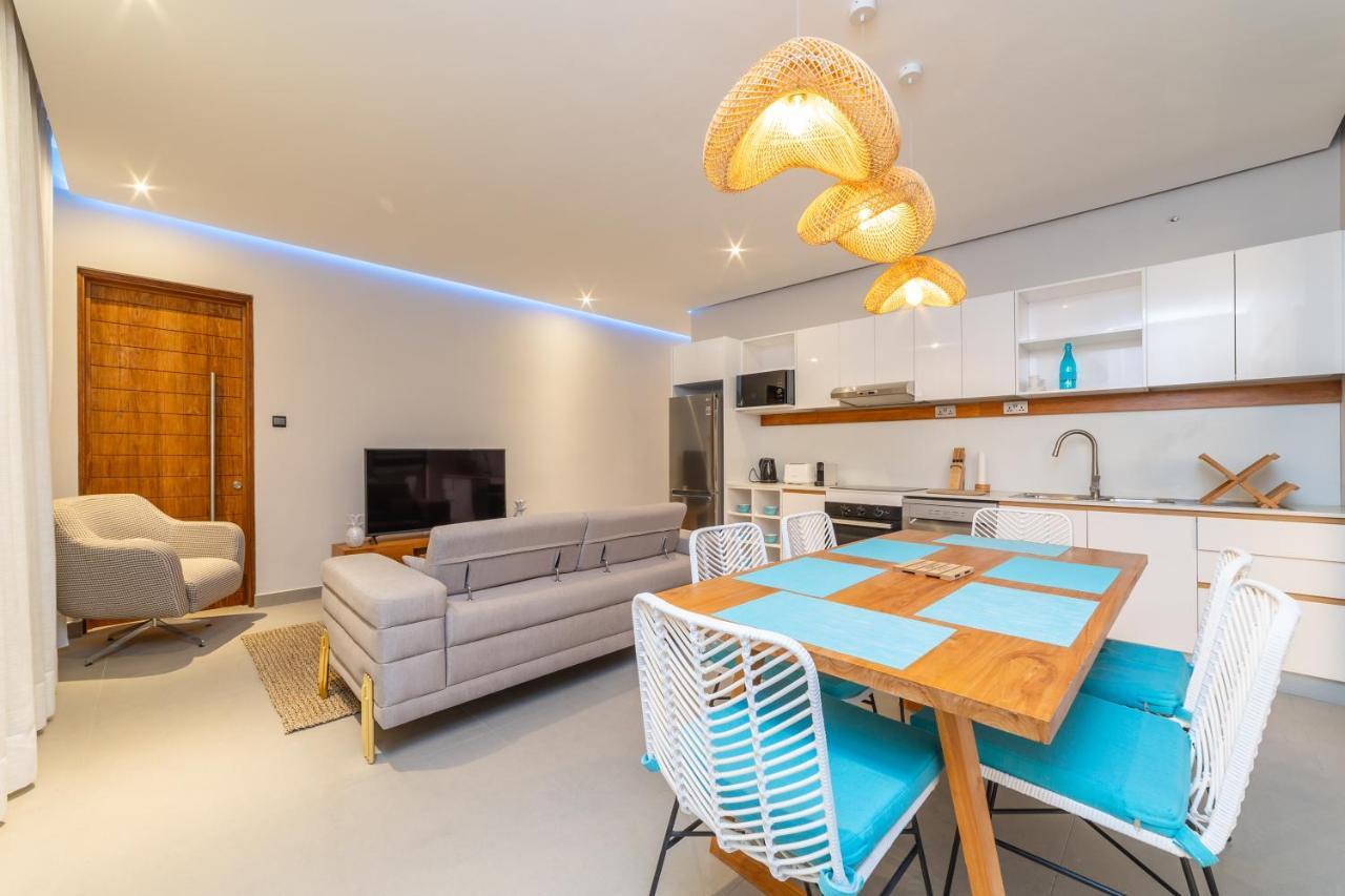 Penthouse 13 - One Bay Residence With Private Rooftop Terrace And Dip In Pool Pereybere Beach Extérieur photo